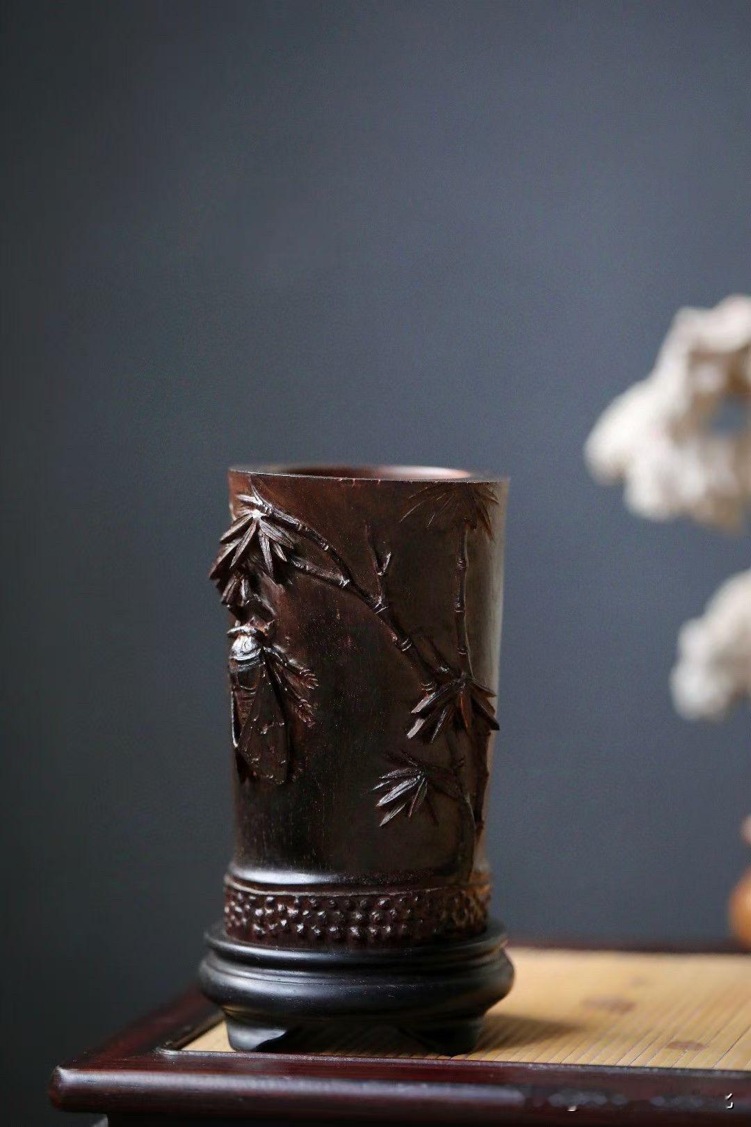 有些文房器，不只是“放笔”，
更像在放一口气。

这只笔筒，用老料小叶紫檀，
色