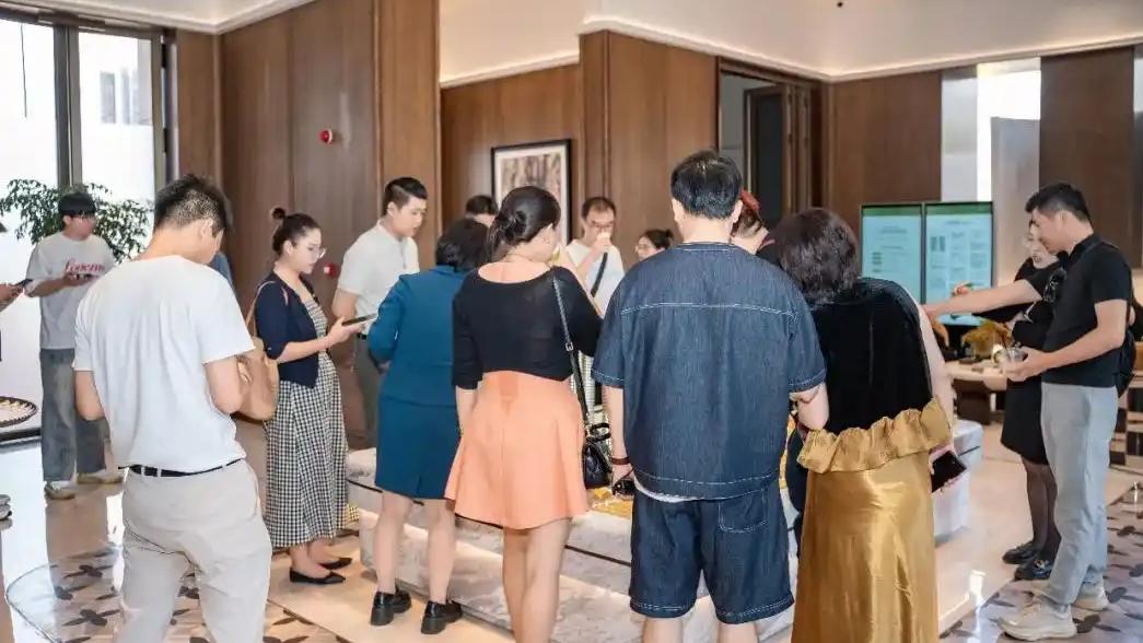 看到8月底那波楼市组合拳，我第一反应是有点懵。
8月28号，好几个部门一起出政策