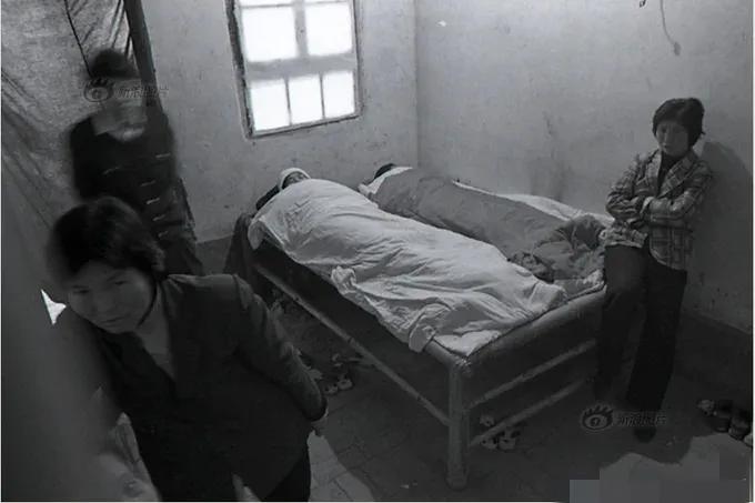 90年代，做完“结扎”手的妇女，正躺在床上休息，镜头中的她们，看起来非常虚弱，家