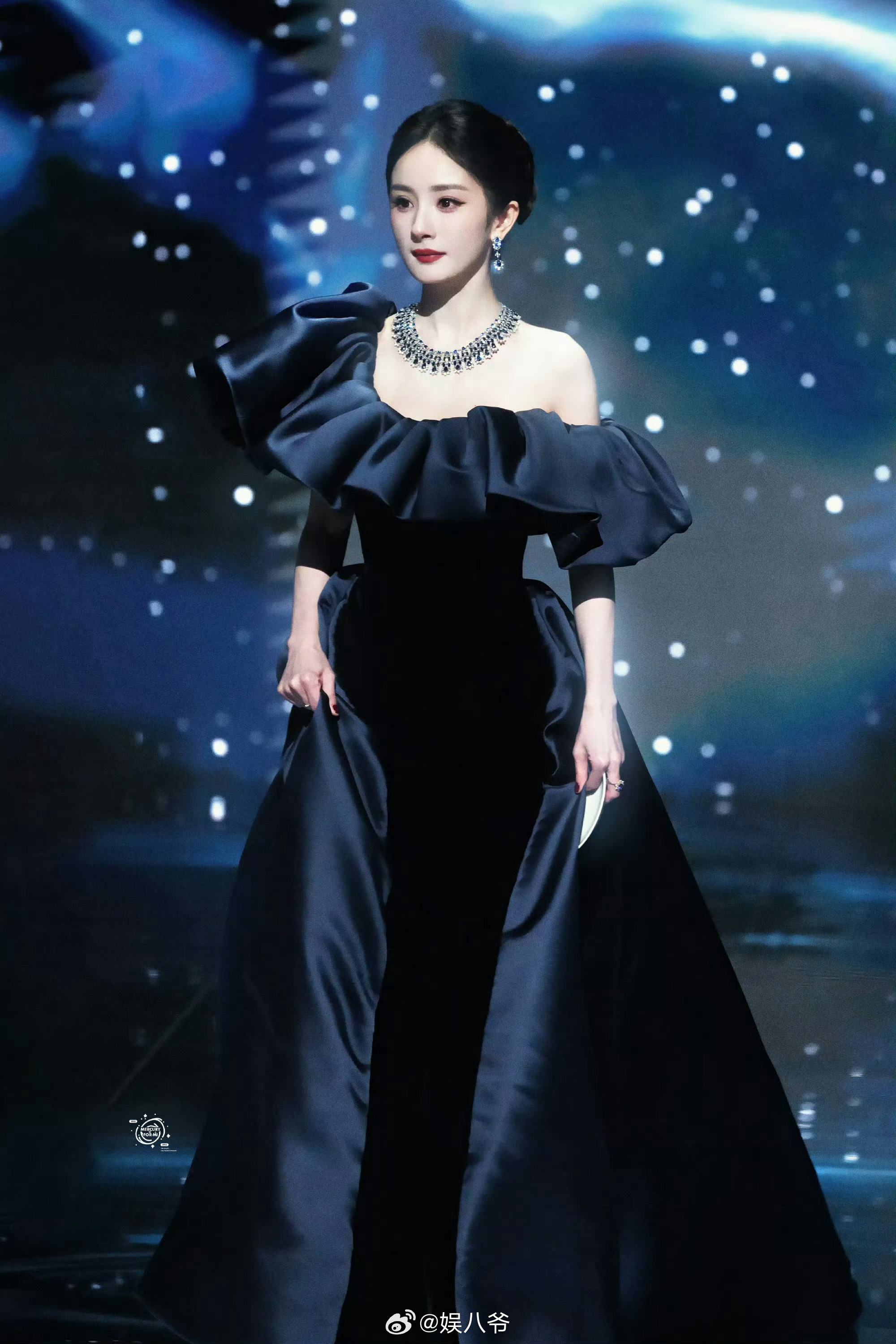 杨幂 红唇天才杨幂越来越有大花气质了 