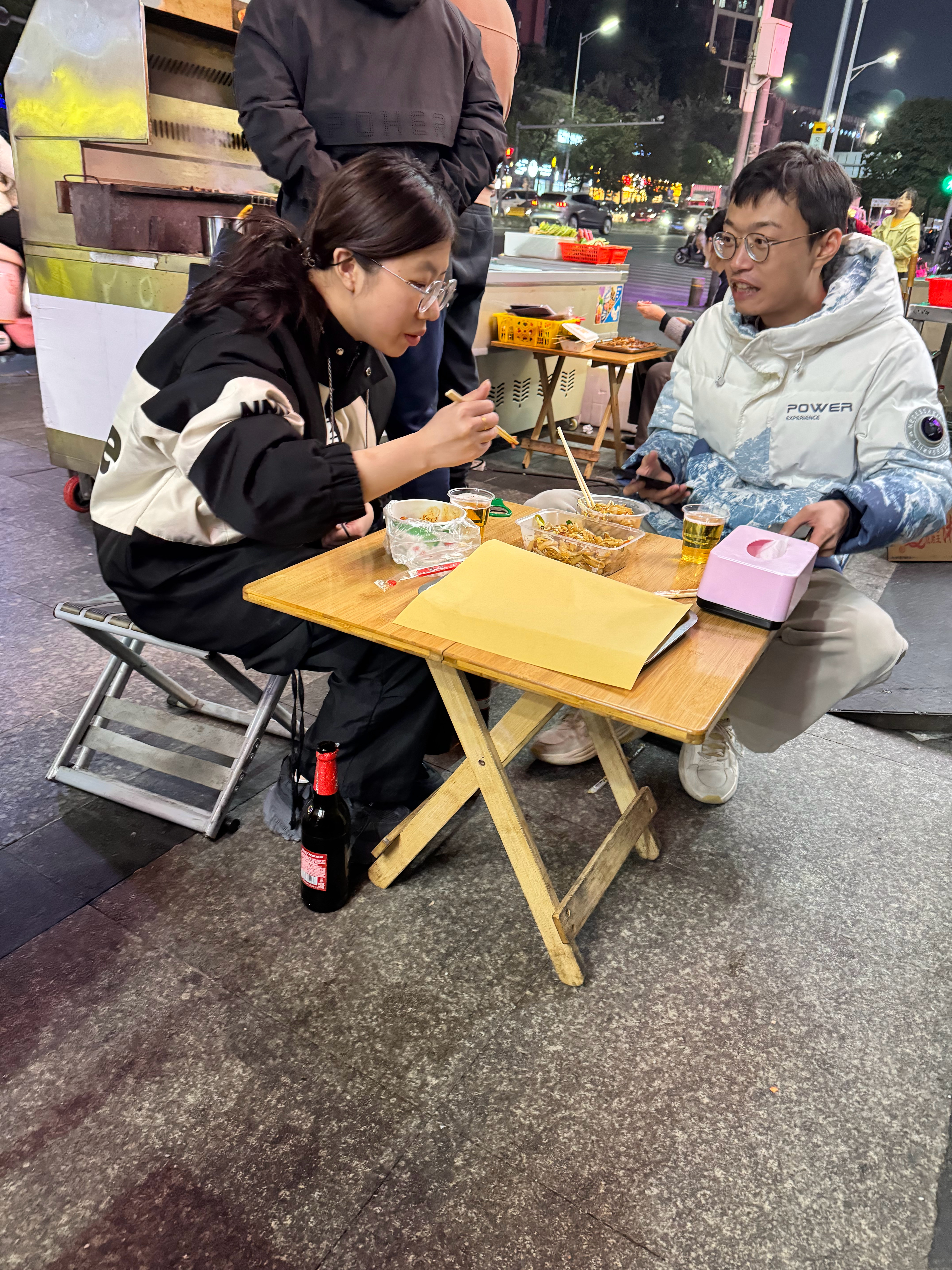 原来女生也喝啤酒，这对小情侣，小小的幸福 