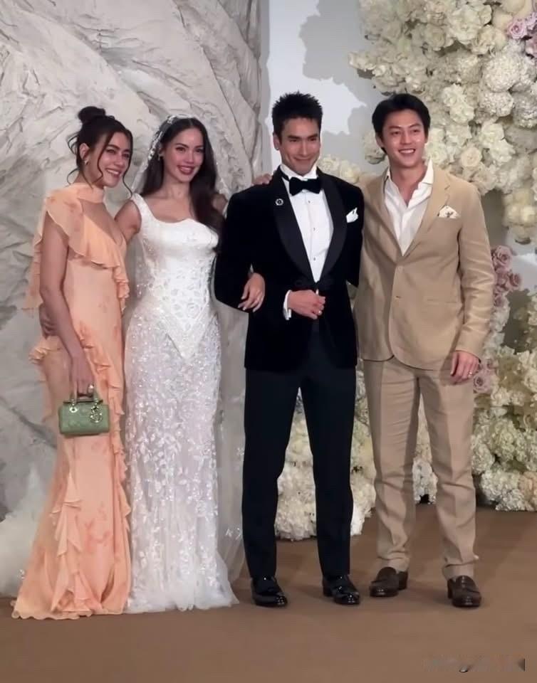 Mark、Kimberley参加好友Nadech、Yaya的曼谷婚礼。。