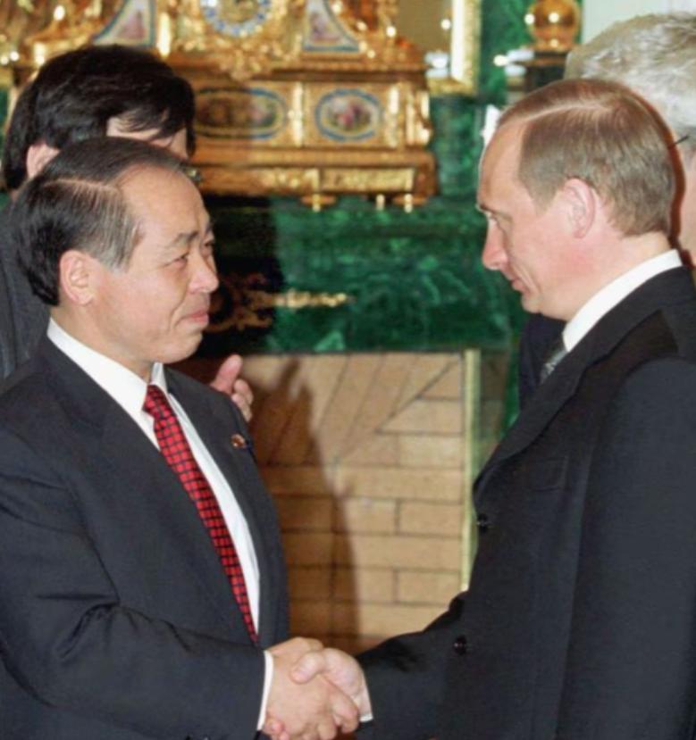 /12 月 25 日，日本自民党的参议院议员铃木宗男即将启程前往俄罗斯访问。这也