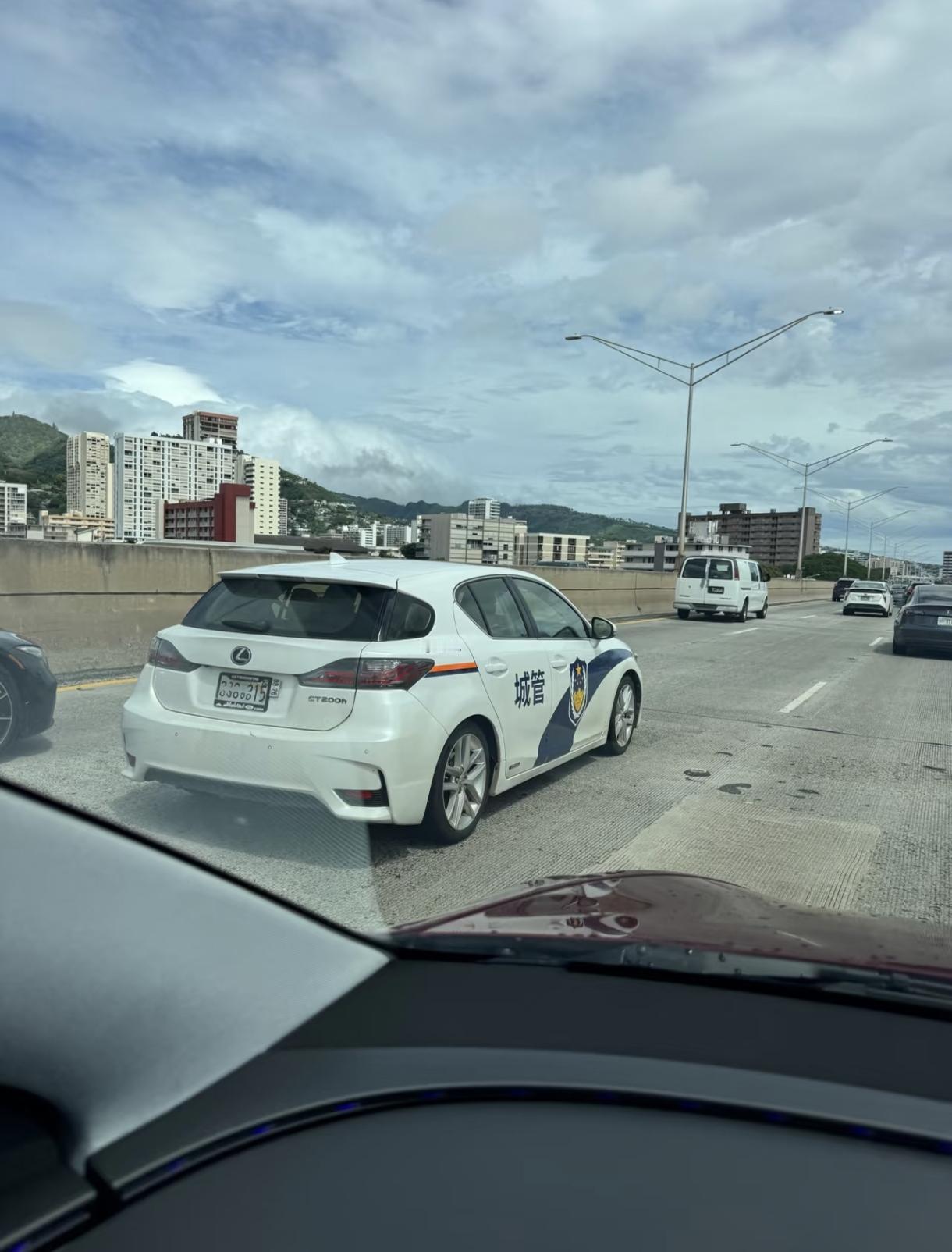 美国，街上跑着中国执法车是哪里的？涂装并使用别的国家的警用标识是合法的吧，警灯一