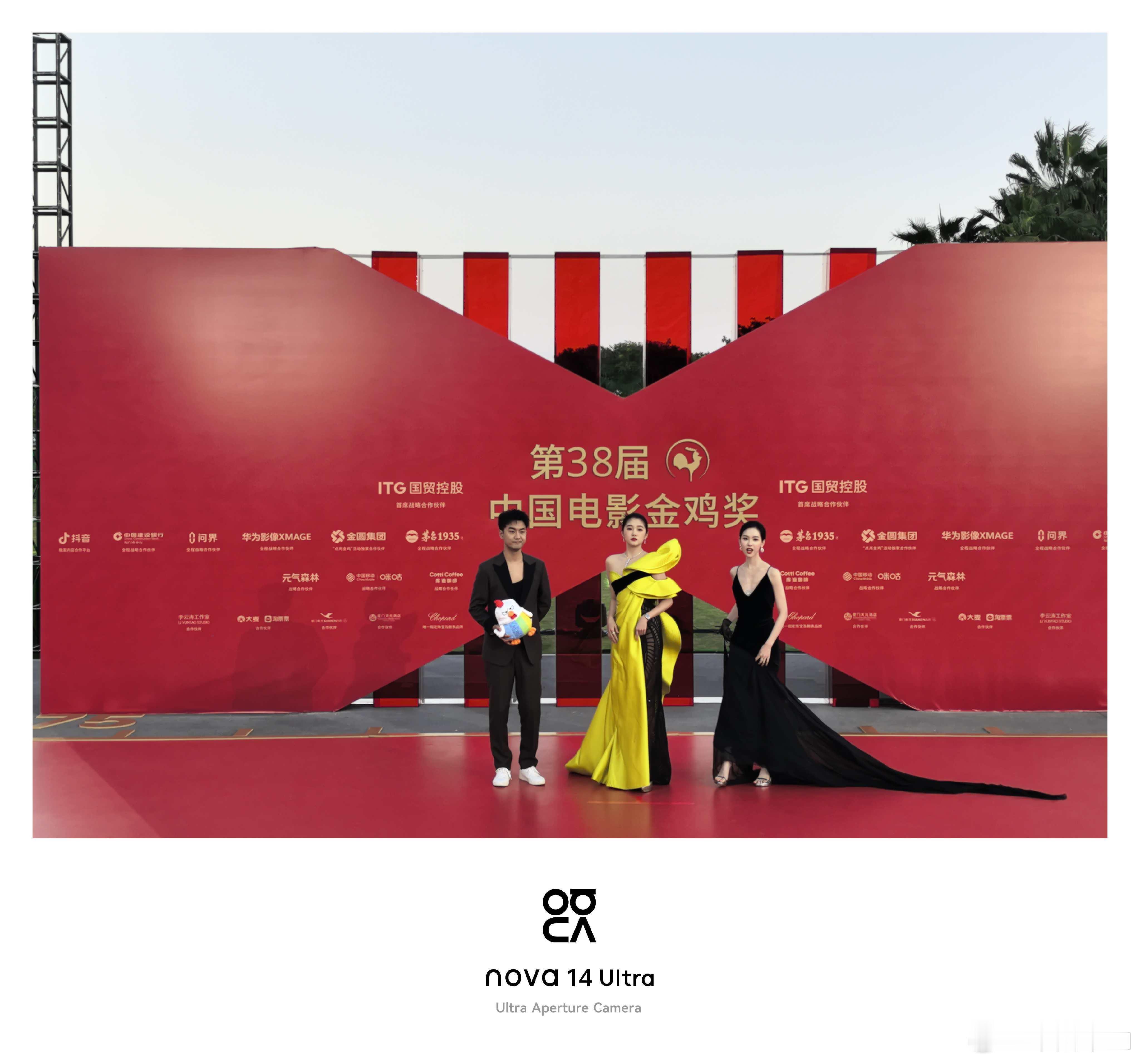 这影像实力在本次金鸡电影节展现的一览无余，直接拍出关晓彤的大片。红枫原色镜头，5