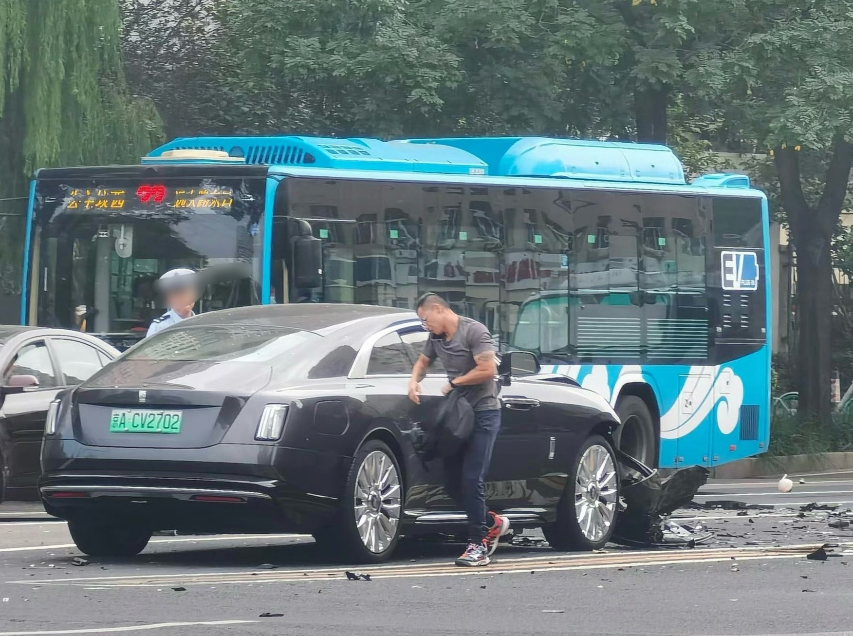 陈震劳斯莱斯发生车祸 好消息是，人没事。坏消息是，车可能没交全损的保险。不过他很