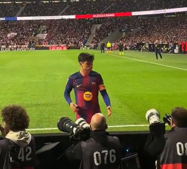 巴萨和马竞的比赛在69分钟时，还是1：1，巴萨多一人，巴萨急着要反超，佩德里见到