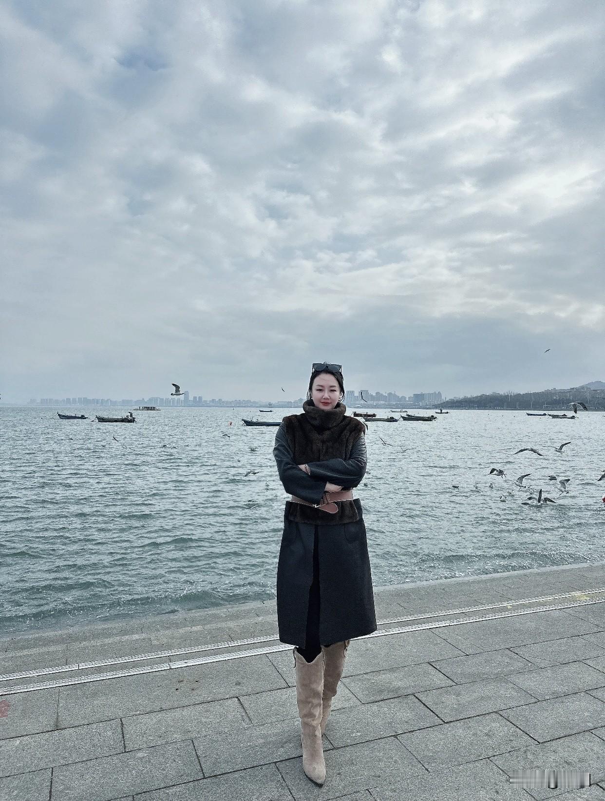 女人五十意味着什么更多的时间去培养爱好，像跳广场舞、练书法。也能和老友相聚，谈天