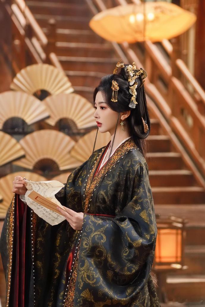 孔雪儿公主造型 被孔雪儿的颜值狠狠戳中，公主造型温柔又华丽，细节处理超用心，古装