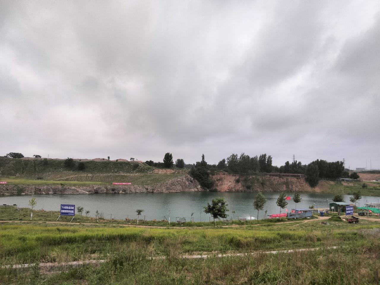 坊子老区“南大湾”，大红条幅把湾圈，警告：游泳爱好者，洗澡野湾游不的！