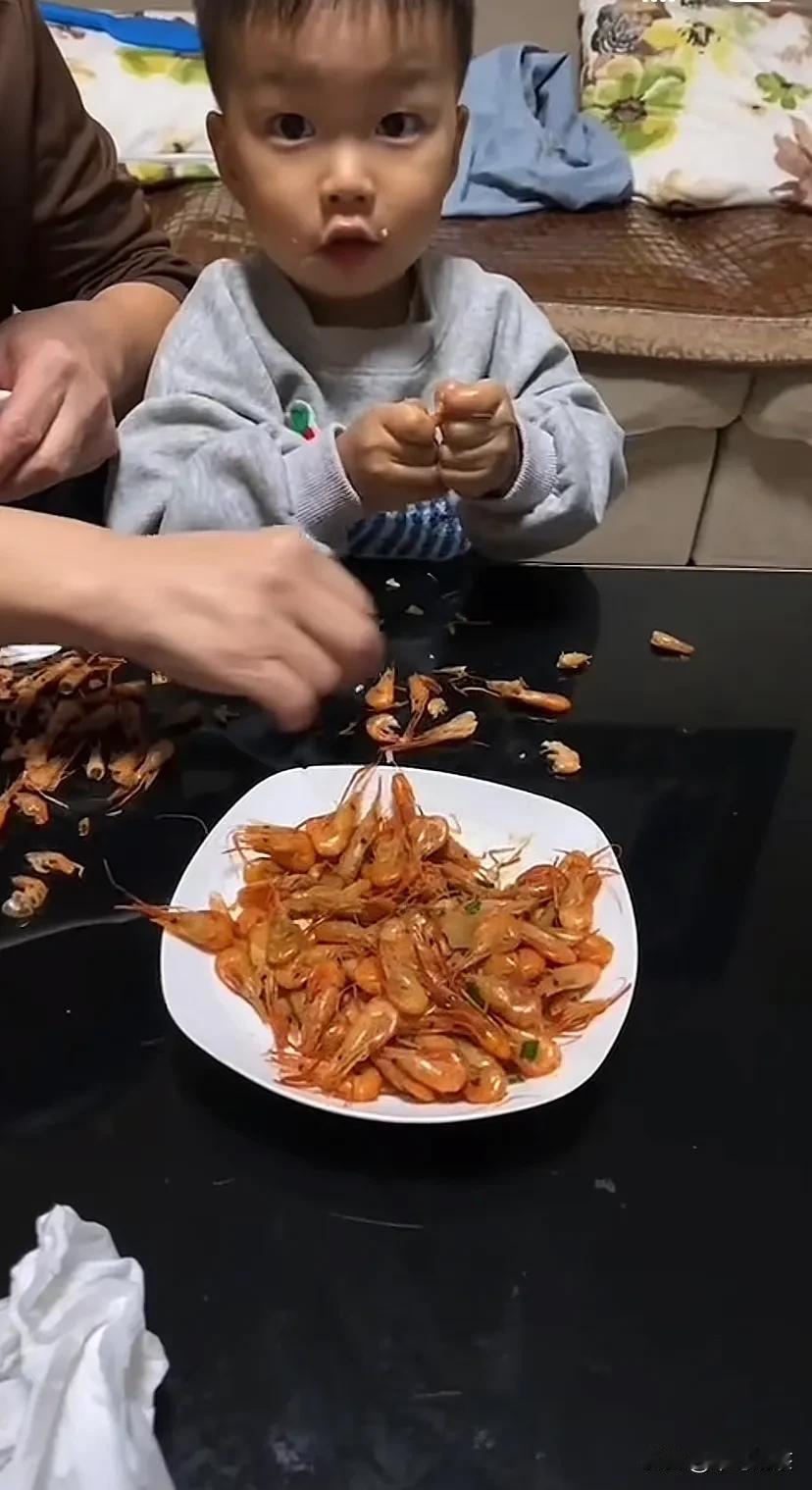 烧伤妈妈看着宝宝视频笑了。

1.煤气爆炸时孩子受到惊吓，现在看他不哭不闹很乖的