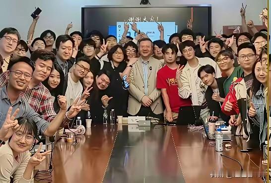 如今的年轻人已然彻底觉醒，满心迫切地盼望着中华民族再度伟大复兴，引领整个人类文明