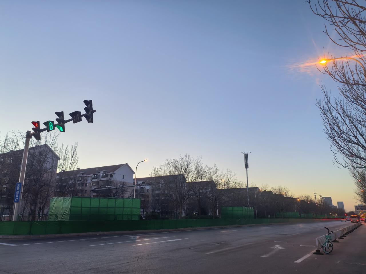 路灯还没熄灭就来上班了