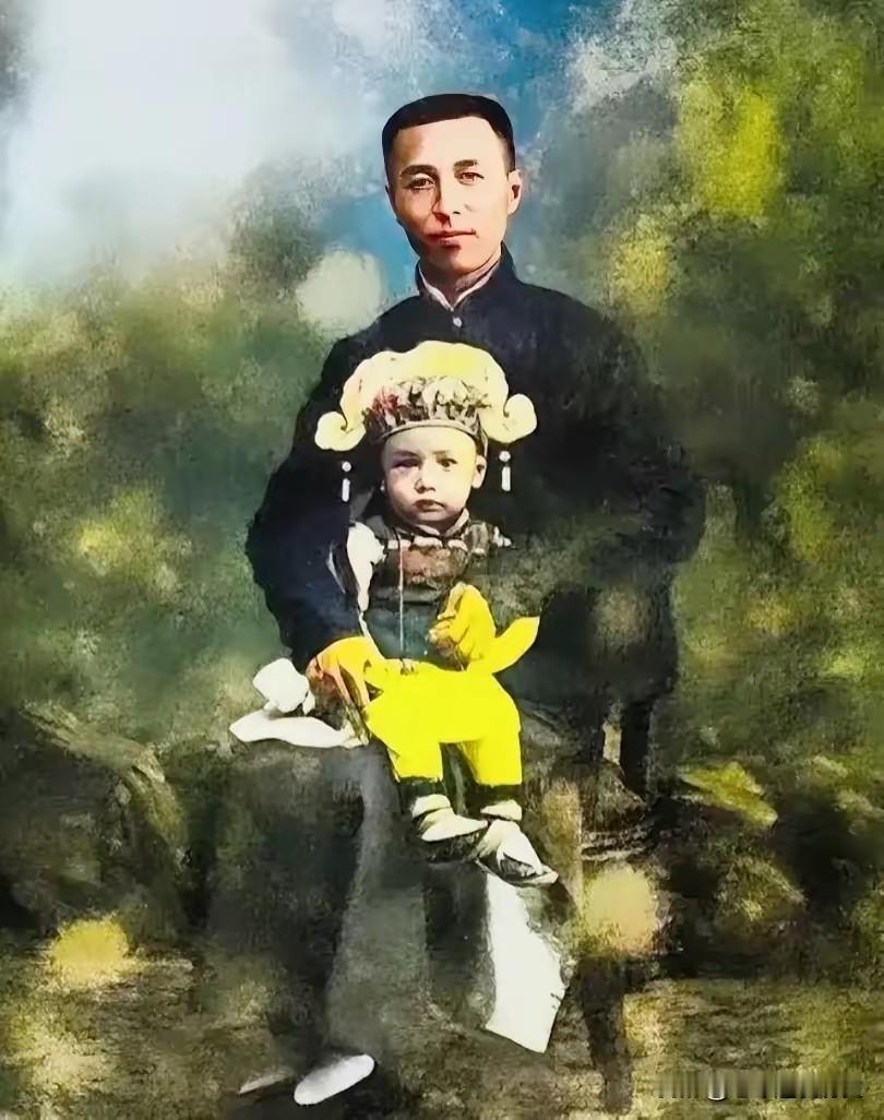 这张经修复上色的旧照，定格了青年钱学森与父亲钱均夫相处的温馨瞬间。照片背景里，朦