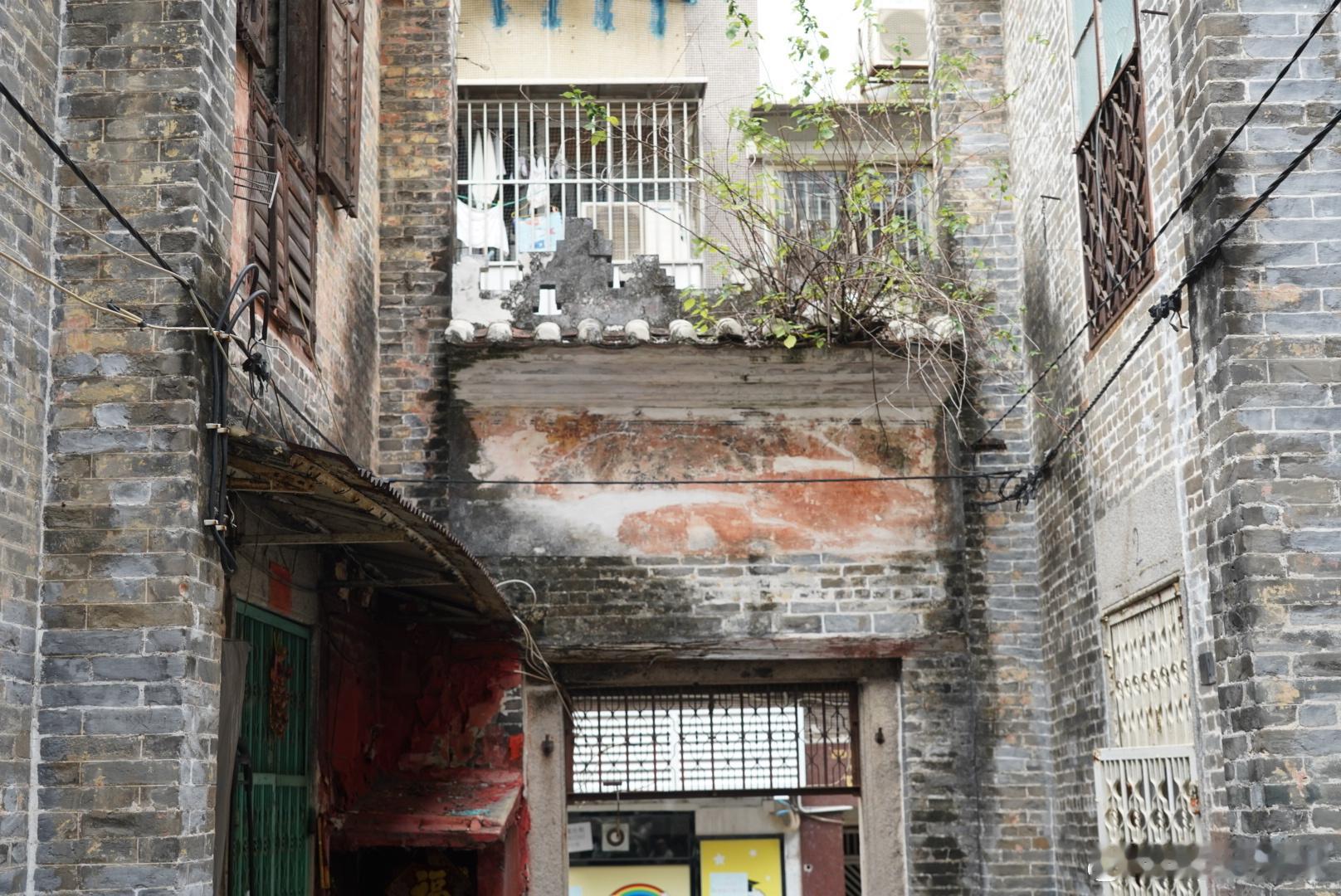 岽游记  围是澳门最小的居住单位，迄今老城区仍保留有许多围，围内能看到用蚝壳窗，