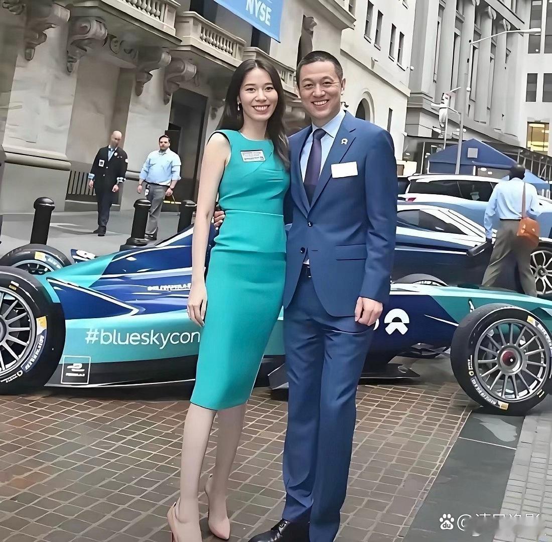 蔚来创始人李斌与妻子的留影，王屹芝不愧是车企最美老板娘 ​​​