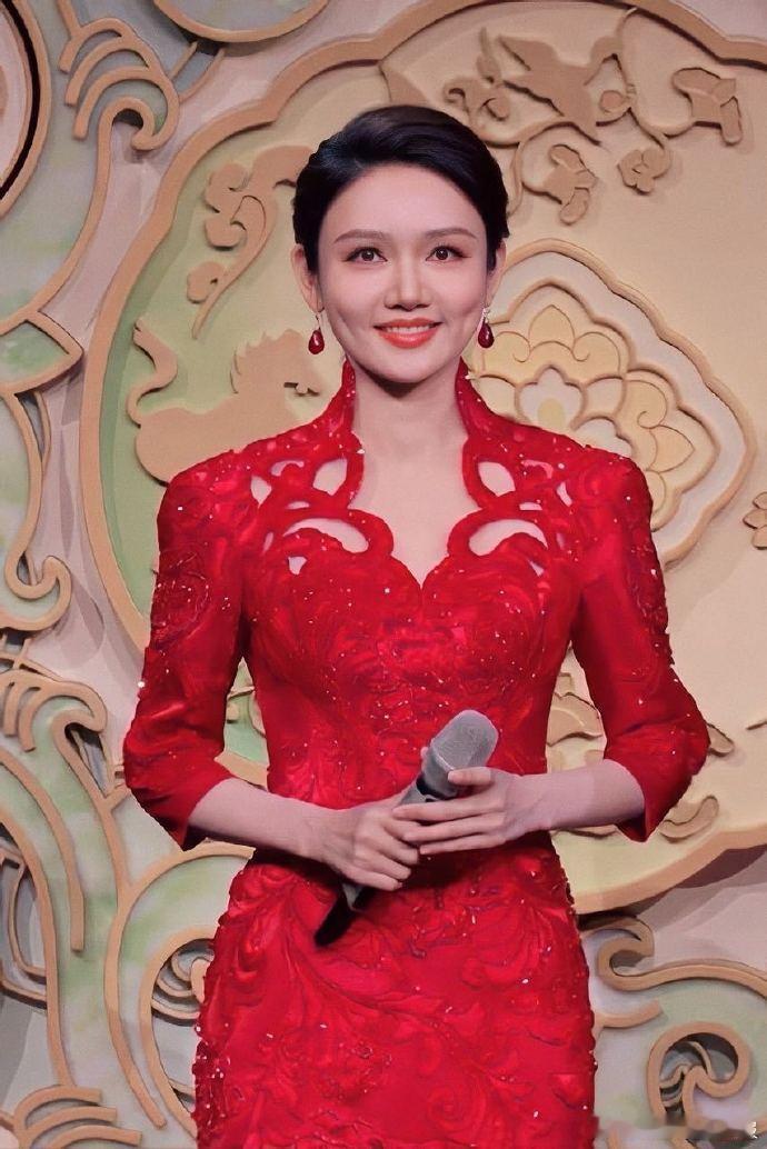 龙洋眼睛 哇，龙洋今晚状态绝佳！眼睛不仅明亮有神，还清澈似琉璃。从中能捕捉到明媚