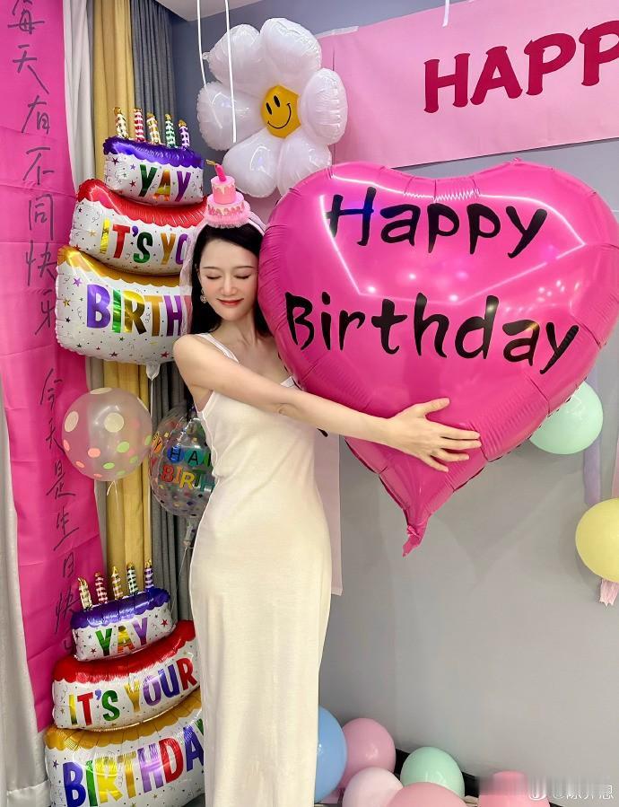 陈乔恩晒生日照，白色吊带裙搭生日蛋糕发箍，这状态简直绝了！

陈乔恩晒出了一组生