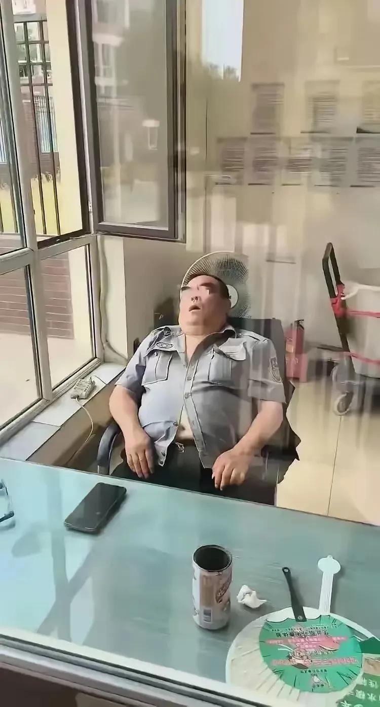 哪里的保安可以这么拽？应该是个小队长吧，领工资不用干活的那种。

#这保安行为#