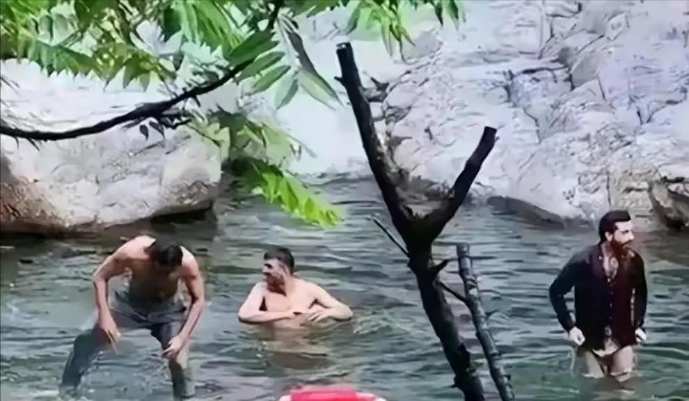 真把人看吐了！李白笔下飞流直下三千尺的人间仙境，愣是被几个印度游客搞成了露天澡堂