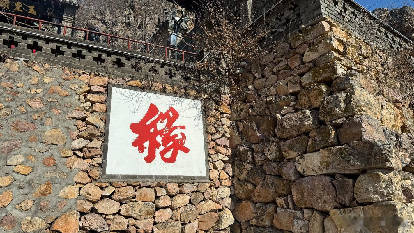 行李已经收好了，比平时少带了一点东西，但该带的都带上了。车票也刚刚确认完，明天一