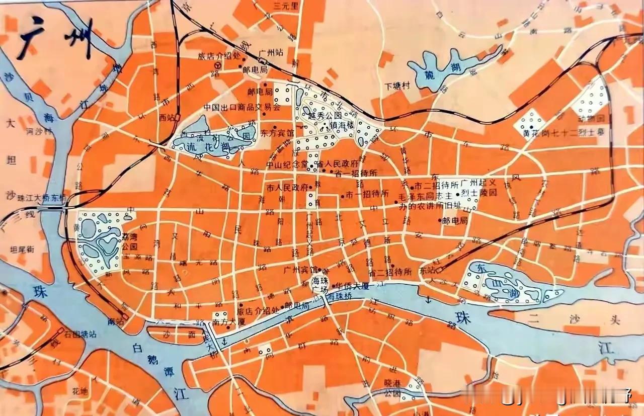 一张八十年代的广州城区地图。那时的广州城区面积不大，主要集中在珠江北岸今天的越秀