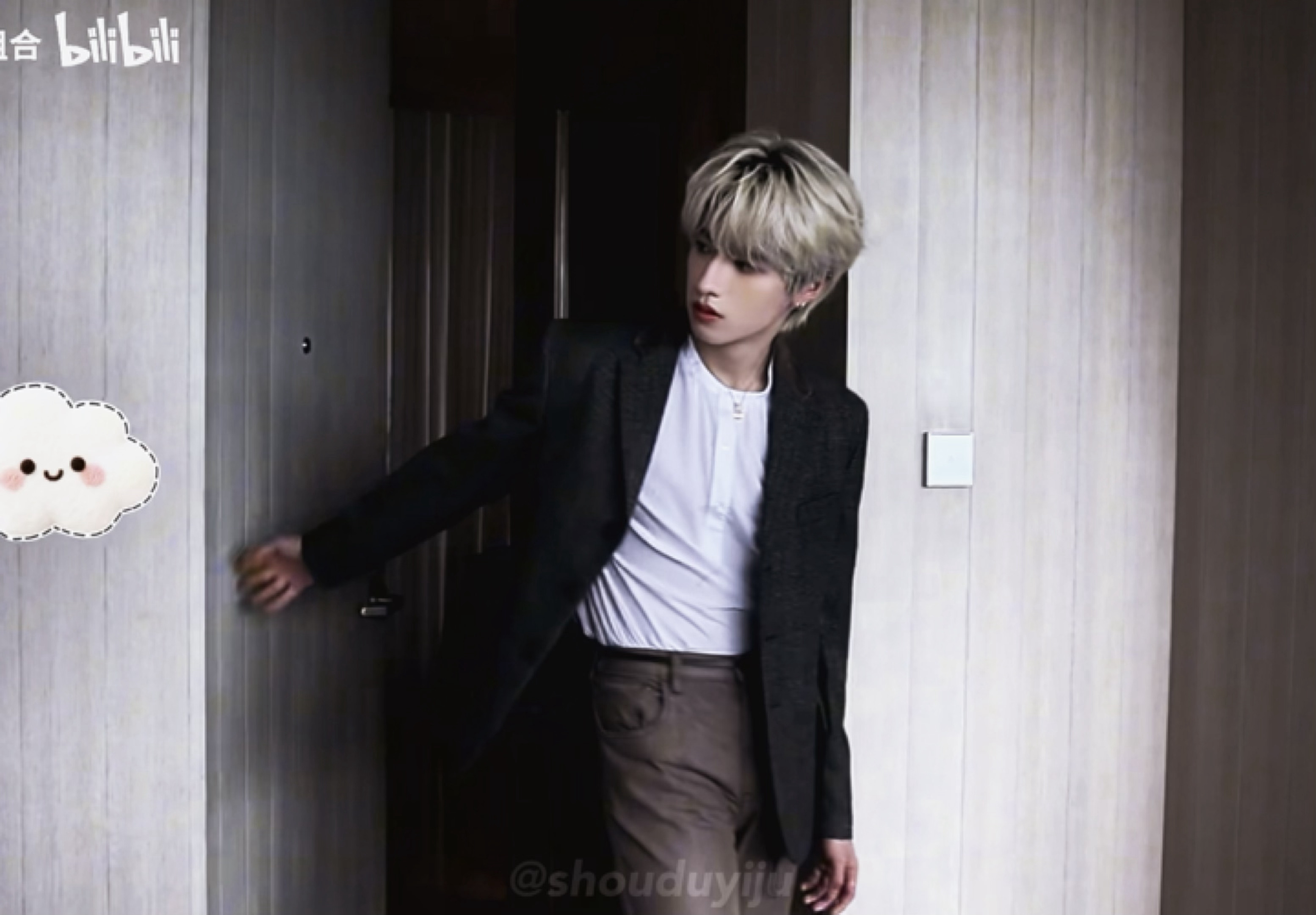 谁懂朱志鑫开门这一下。啊啊啊啊啊朱志鑫开门这一下 ​​​