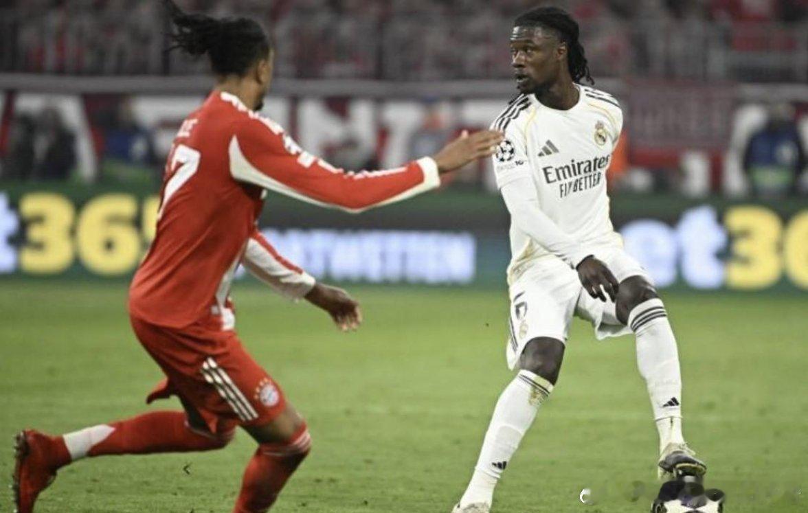 据《队报》报道，皇马内部难以理解为何卡马文加这两年停滞不前甚至倒退，一些人对他感