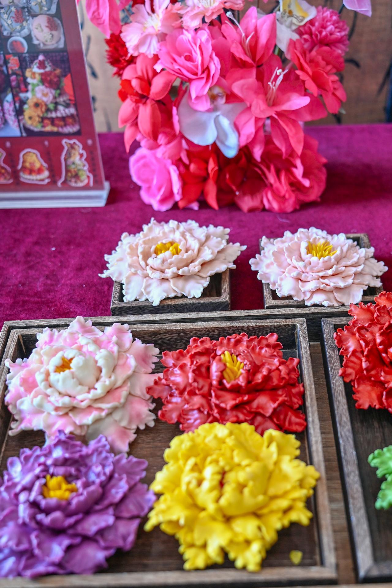 在“中国牡丹之都”山东菏泽，牡丹不仅盛开在田野间，更在寻常人家的厨房里“绽放”。