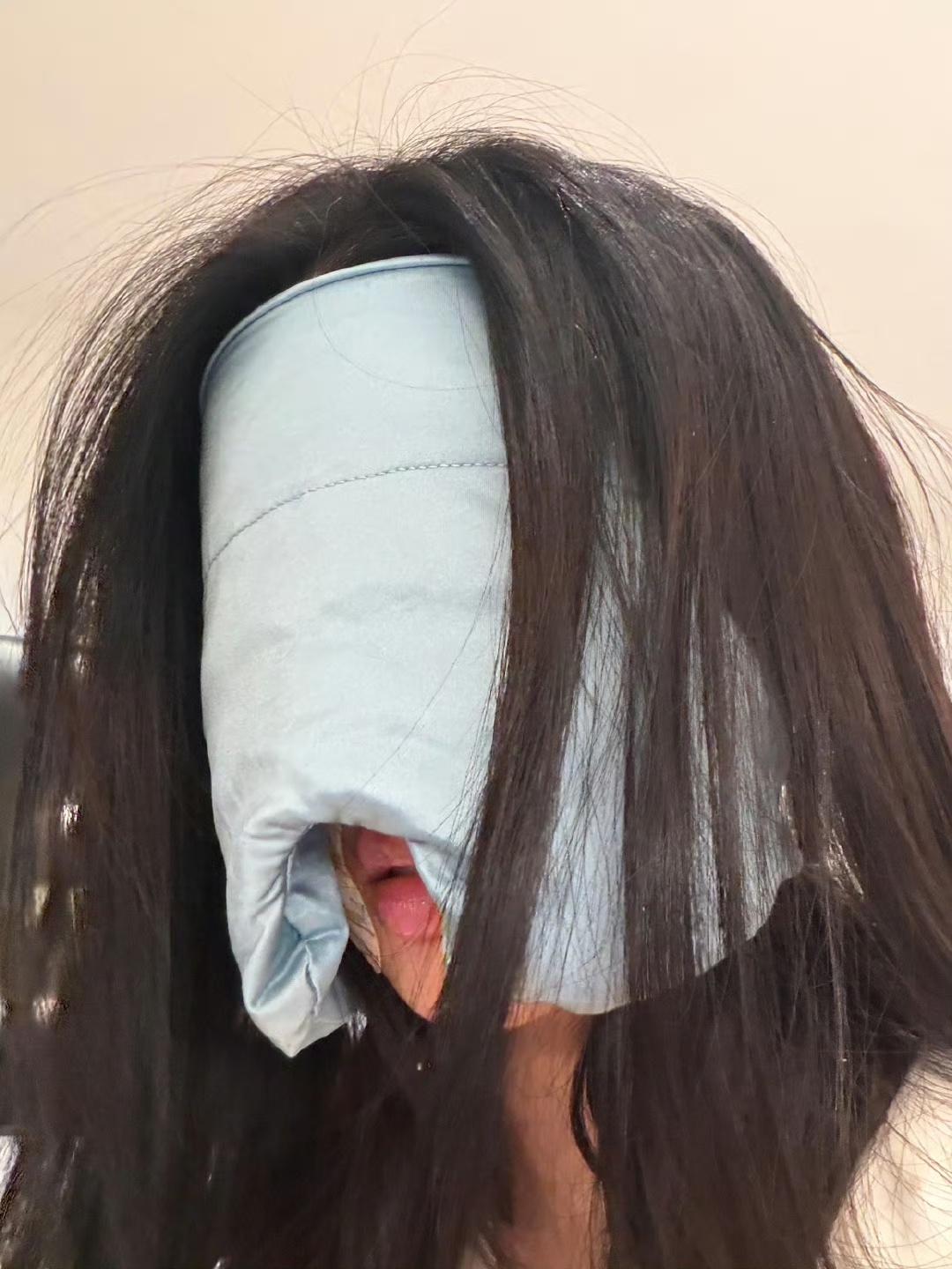 刘些宁的脸比眼罩还小刘些宁买的这个那里是眼罩，应该是叫脸罩才对，除了嘴其它五官是