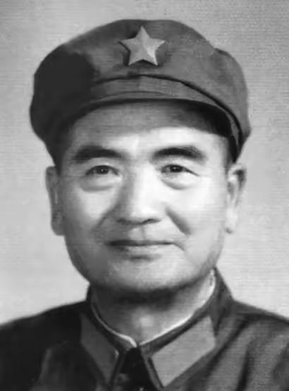 1955年，我军里面，一个叫袁庆荣的军官，被授予解放军大校军衔。当然，袁庆荣这个