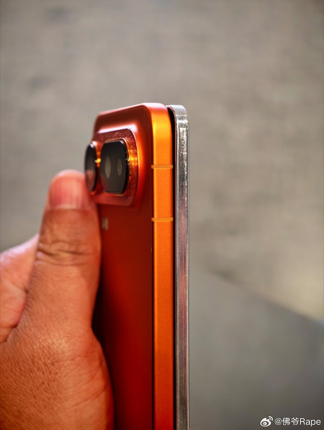 荣耀刀片电池有点意思，可以做到极致的轻薄达94.6克，也是目前全球最轻的～mwc