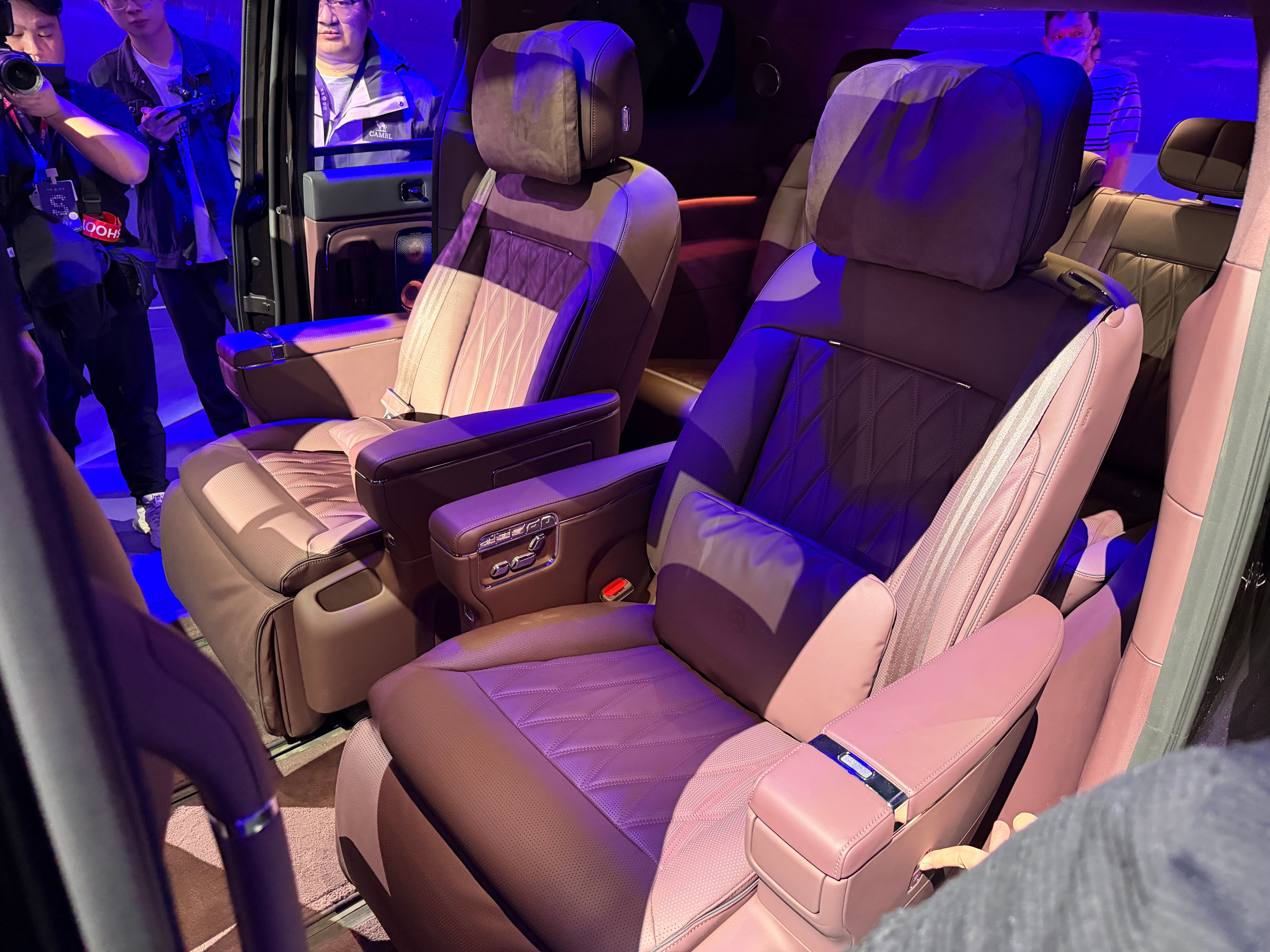 车展上我又去看了一眼智界V9 正好是我订的紫外紫内，黑色商务感更强，但自己开紫色