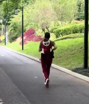 广西南宁的南湖公园，有一个女子背着一个婴儿跑步，
路人遇到了，提醒她，说这样对孩