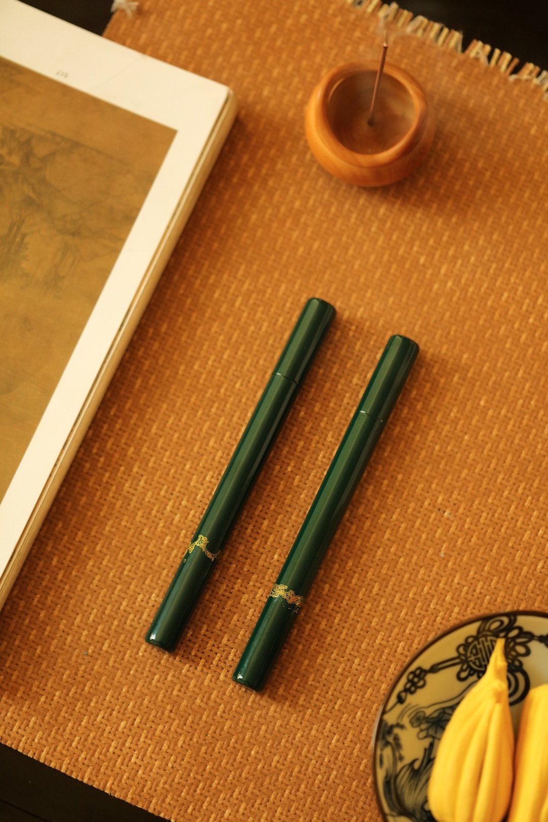 大漆 | 墨绿·香筒非遗大漆工艺、紫光檀为胎，髹漆其上，色华质坚历久弥新，明艳夺