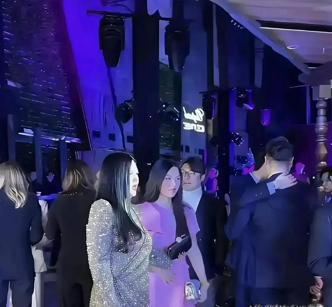 她在国内富豪饭局上插不上话，却在英国皇室的沙龙里谈笑风生。
 
不是她变了，是游