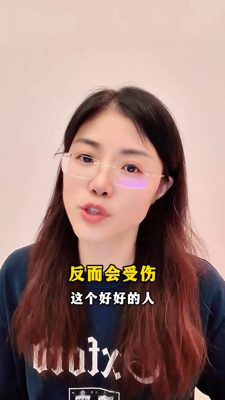 心里有伤的人也会不自觉的伤人。
当你心里头有伤的时候，一个好好人在你面前，这个好