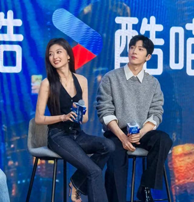 孙千和好友遛弯被偶遇，人群中高挑出众，网友发现她连跟腱都完美