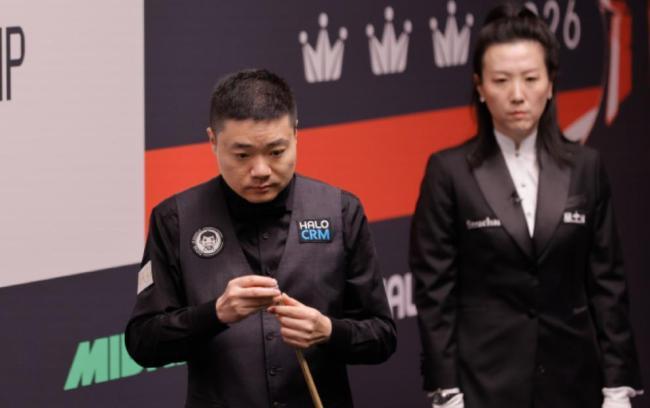 2026世锦赛第1轮，丁俊晖为何扔巧粉？
丁俊晖在2026年斯诺克世锦赛首轮（对