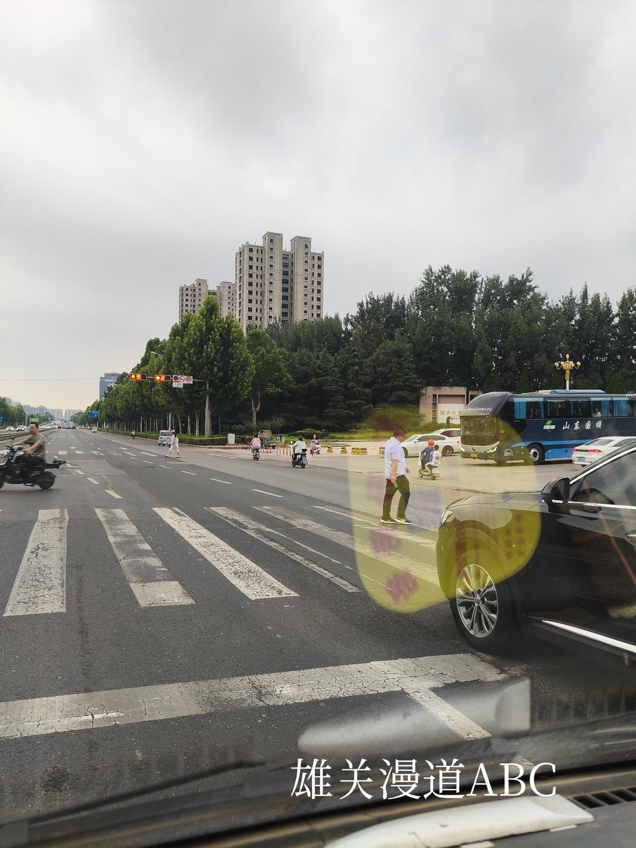 友出上联：身累尚许闲时躺，
拙作下联：又用寸劲啥都对。
身+尚=躺，
又+寸=对
