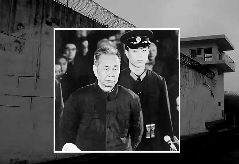 长征前受命完成绝密任务，然后被捆起来差一点儿被毙掉，路上撞见周总理，救他活下来。