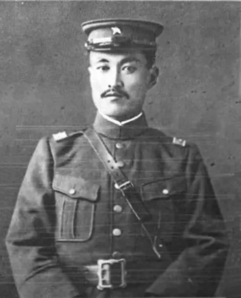 1925年11月的滦州军营，寒风裹着杀气灌进大帐。郭松龄拍着案几，指着底下垂头站