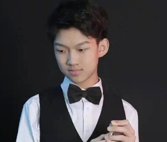 神勇！开局三连鞭，中国17岁小将蓝裕豪在德国大师赛第二轮比赛中，凭借出色的防守和