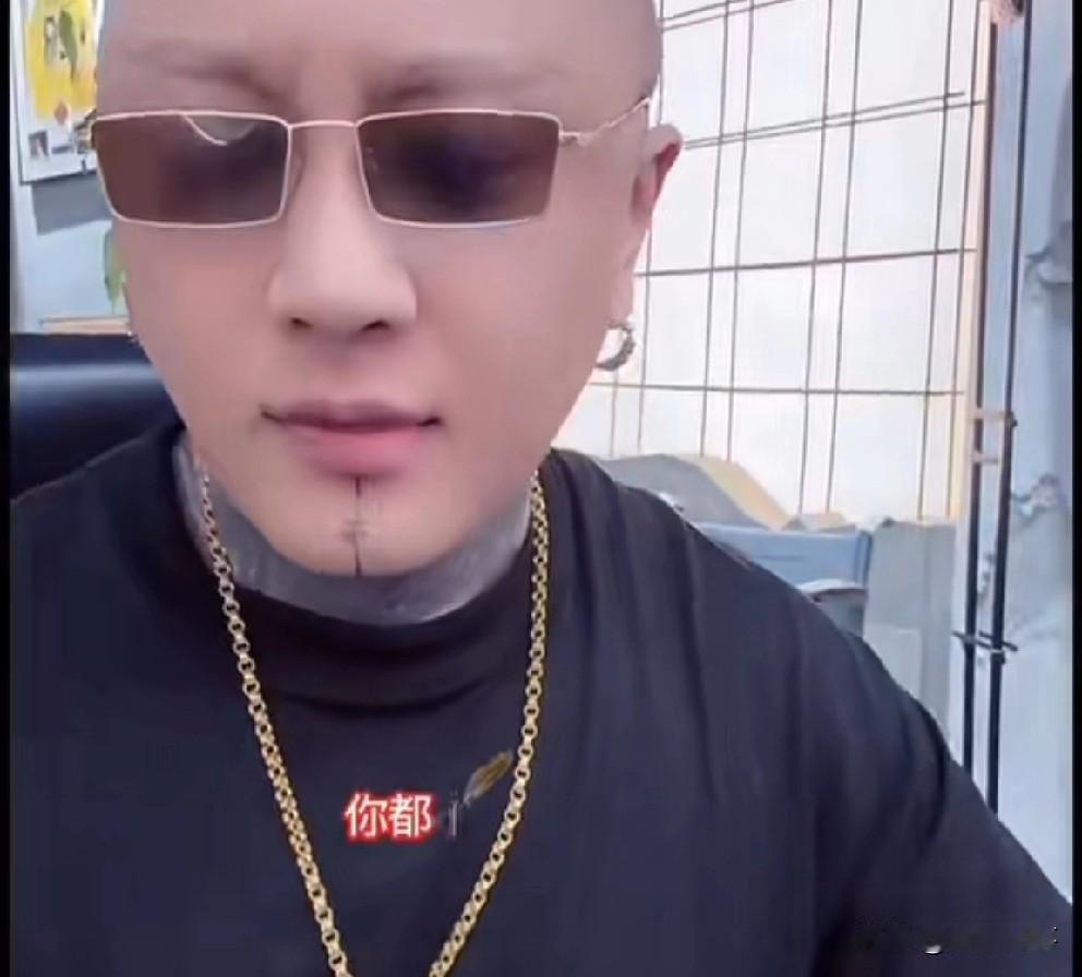 f/z穷追猛打，散打哥一句话逗笑全场！

          f/z大号被封后用