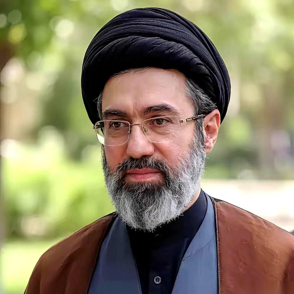 那个被称为“1万卡”的男人，现在活成了字面意义上的孤家寡人。
家里大大小小的拖鞋