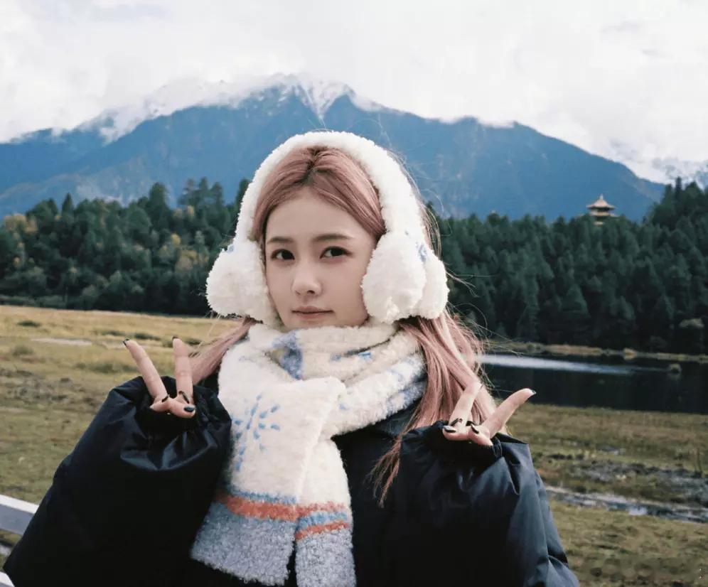 文亦娱乐白鹿戴毛绒耳罩可爱俏皮 神态舒展尽显自然治愈感 