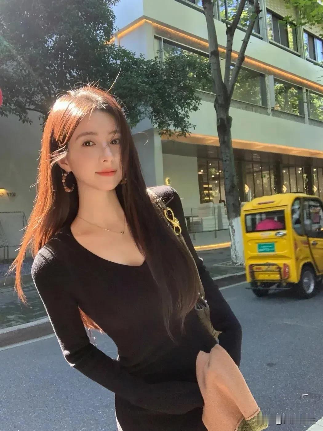 今晚住在昆仑山3100㎞的山脉下，目前没有高原反应，
边境的大自然风景真的很美，