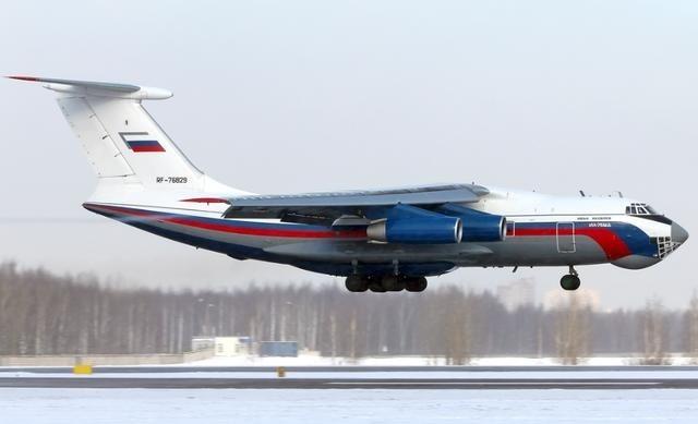 美国刀都举起来了，俄罗斯的伊尔-76运输机突然在委内瑞拉降落！这一“巧合”已经引