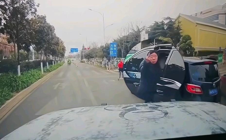 你说整理物品就整理物品嘛，为啥好好的竖个中指？难不成是因为视频车有打了声喇叭？真