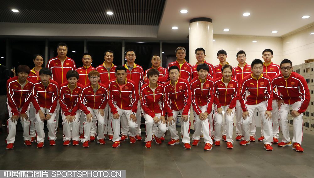 发一些老照片但是缺了一张照片，就是里约回来的礼服照片几个女性穿的裙子半蹲在前面那